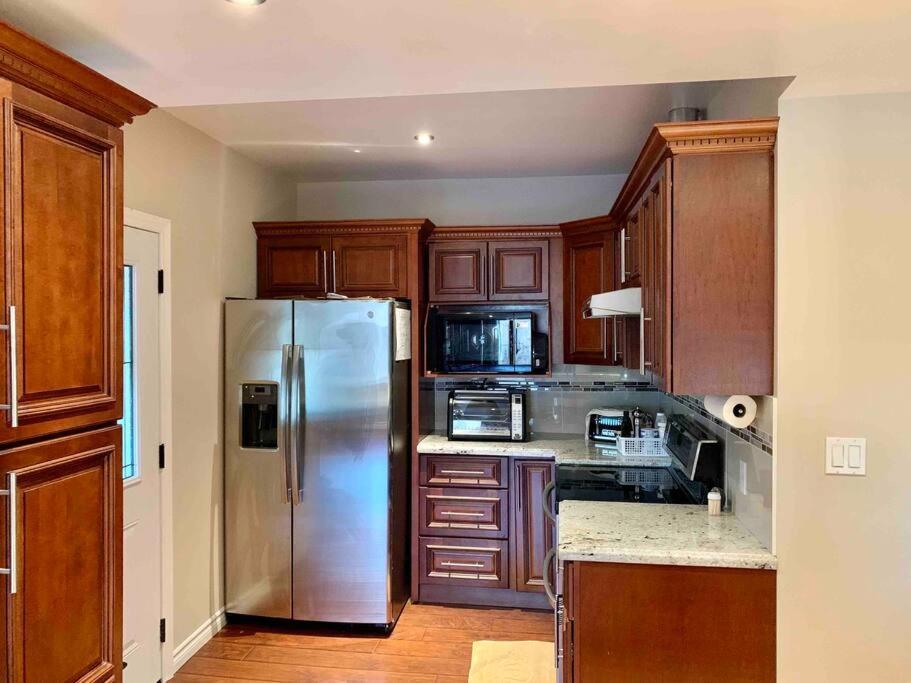 New & Cozy Getaway. 7 Mins From The Falls