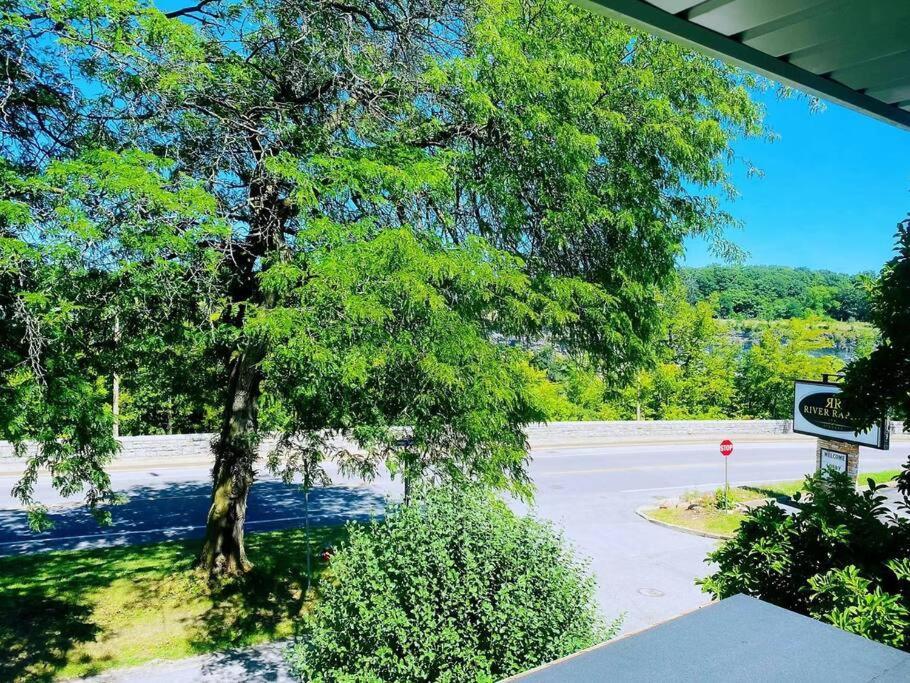 New & Cozy Getaway. 7 Mins From The Falls Holiday home
