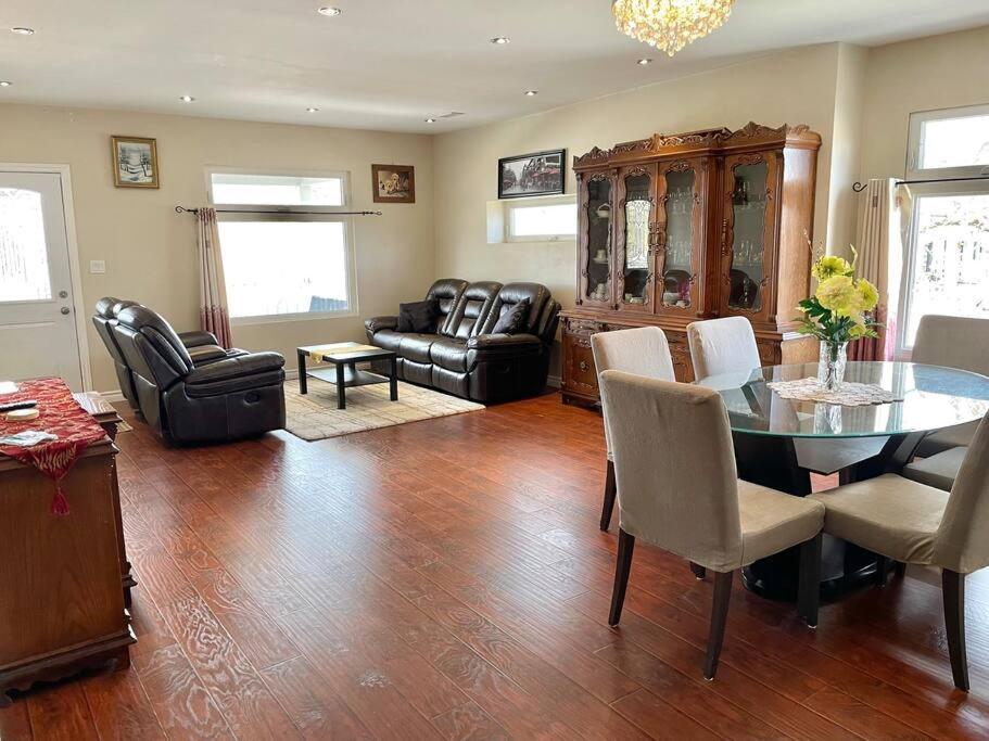 New & Cozy Getaway. 7 Mins From The Falls Holiday home Niagara Falls
