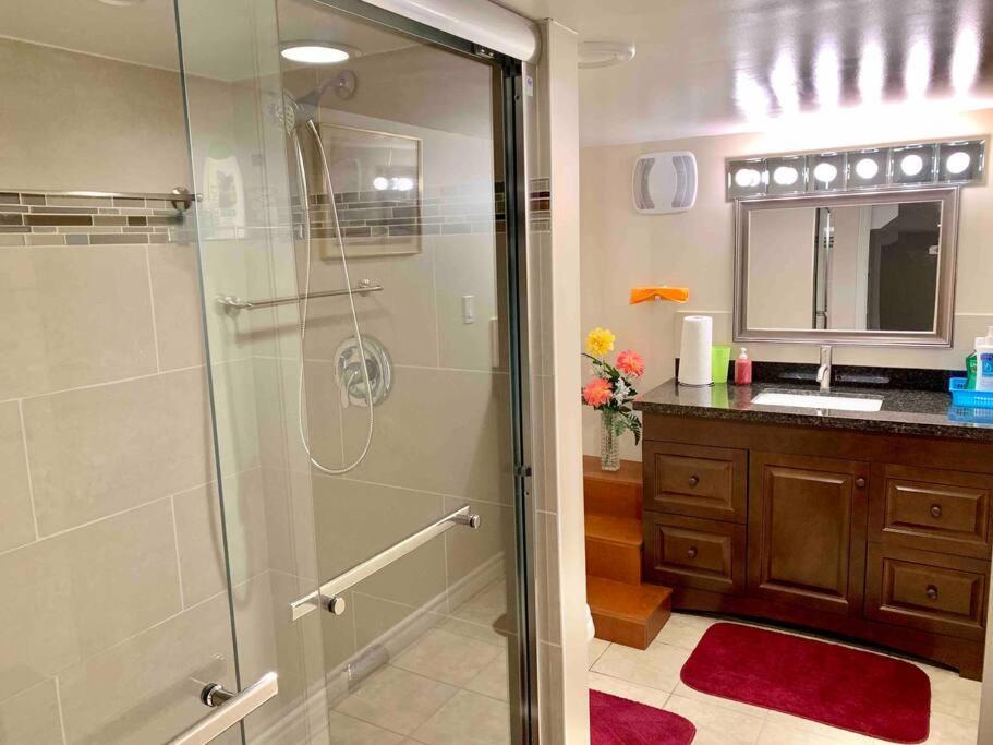 New & Cozy Getaway. 7 Mins From The Falls Holiday home