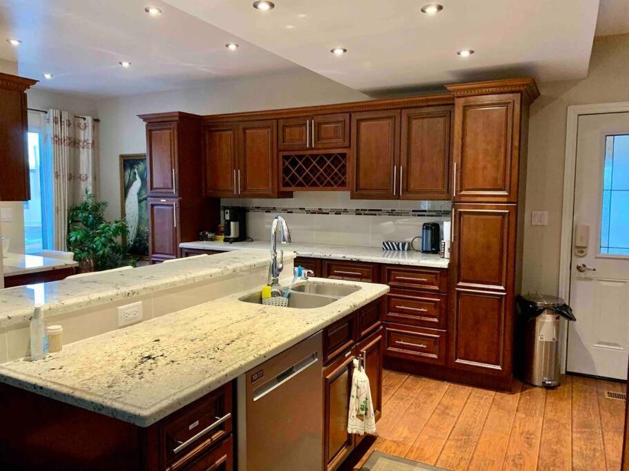 New & Cozy Getaway. 7 Mins From The Falls Holiday home Niagara Falls